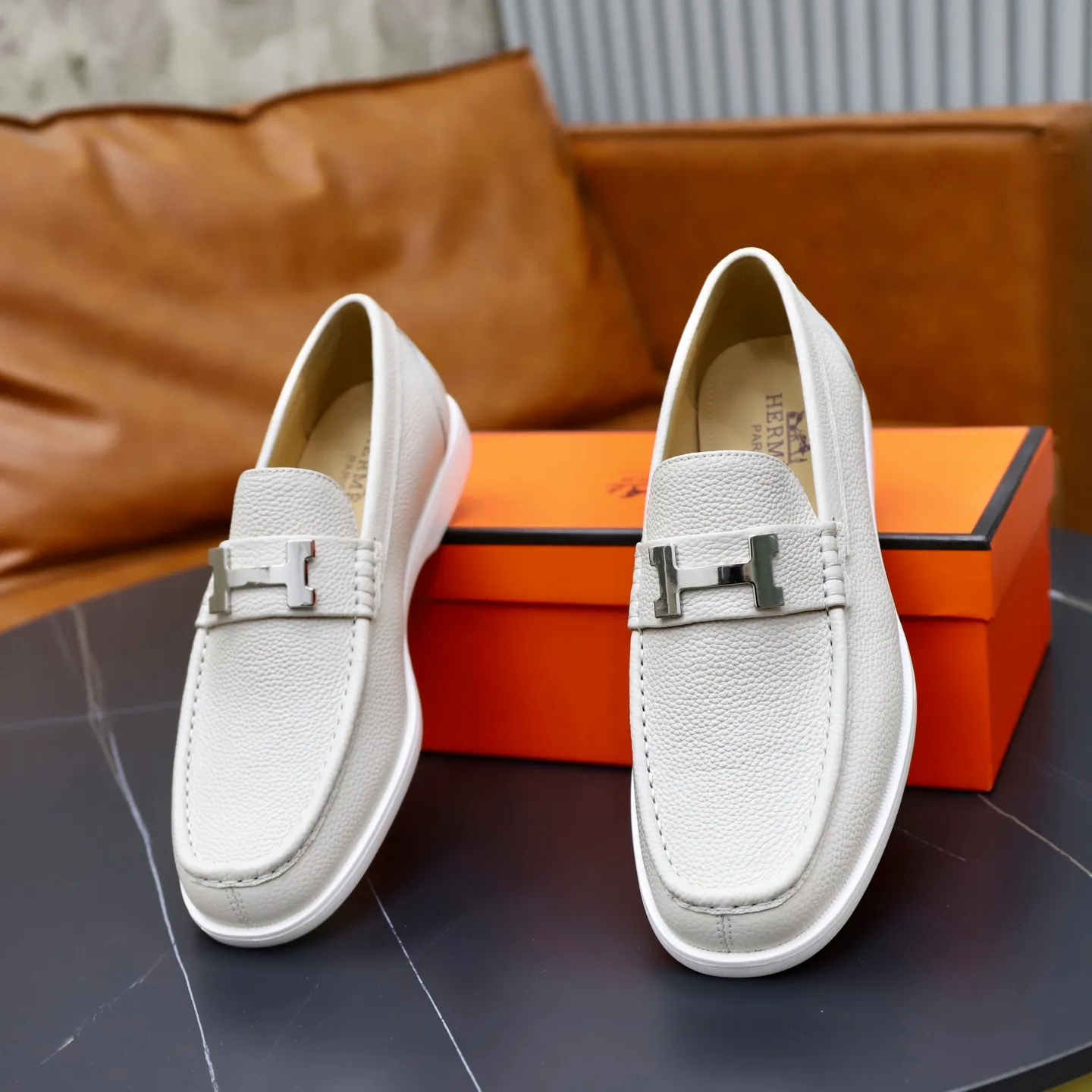 Ex-factory price: 560💰Hermès/Hermès slip-on men's shoes. This shoe is made of imported pebbled cowhide. It has simple and smooth lines and is combined with aerodynamically designed 3CM rubber foam ultra-light soles! Youthful and fashionable, classic H-shaped hardware buckle decoration, calf lining gently wraps the feet, with logo cowhide feet, casual and urban style, highlighting youthful vitality, sports and leisure version, super versatile, code number: 38-39-40-41-42-43-44 standard leather shoe size (45 can be customized but does not support returns)